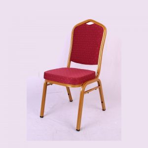 כסא אדום מרופד לבית הכנסת